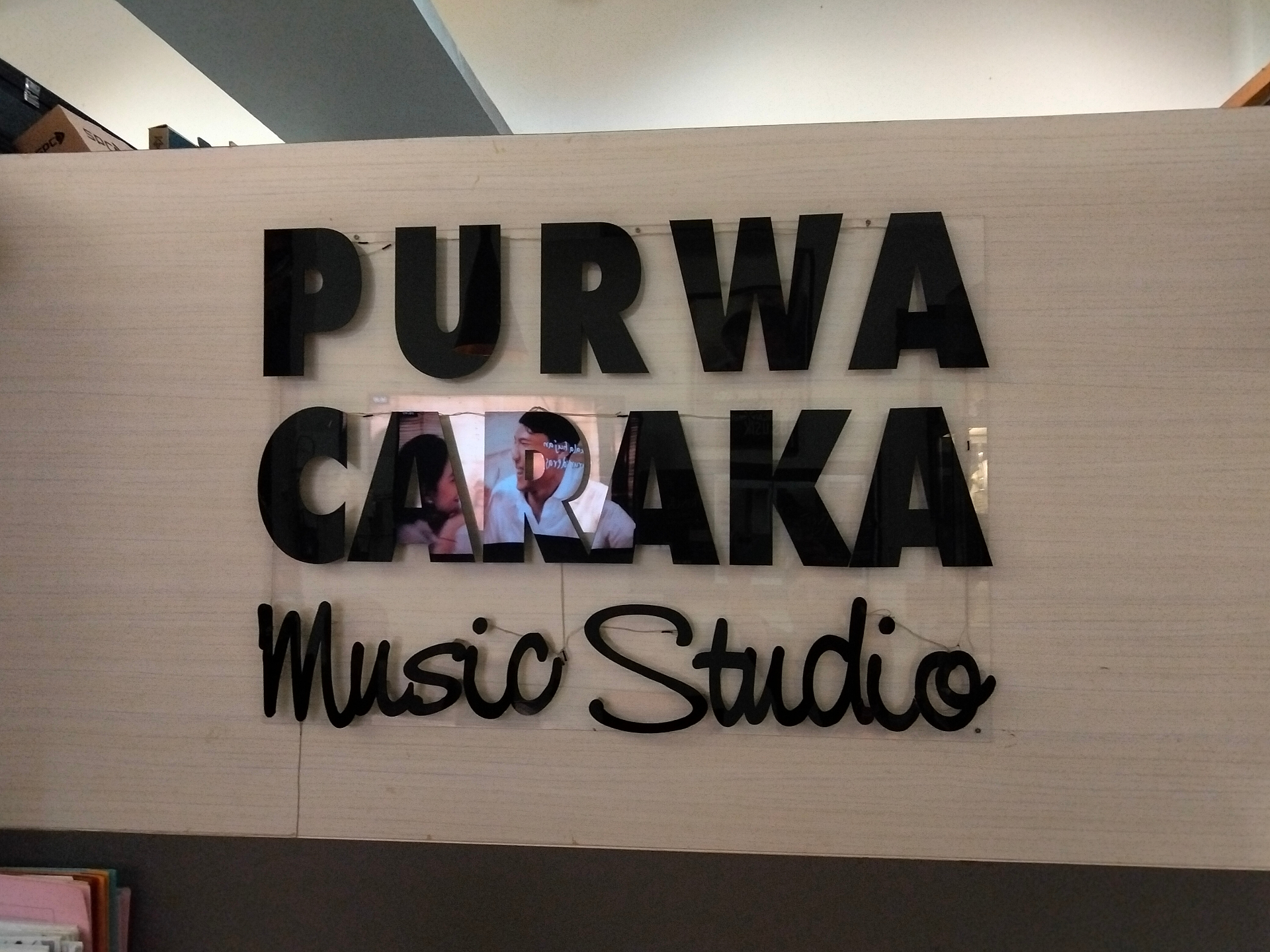 Papan nama asli Purwa Caraka Music Studio Cabang Batununggal