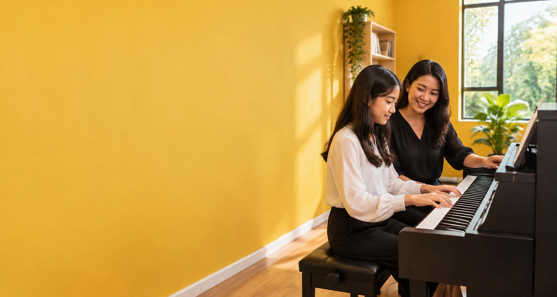 Ilustrasi suasana belajar piano bersama pengajar musik